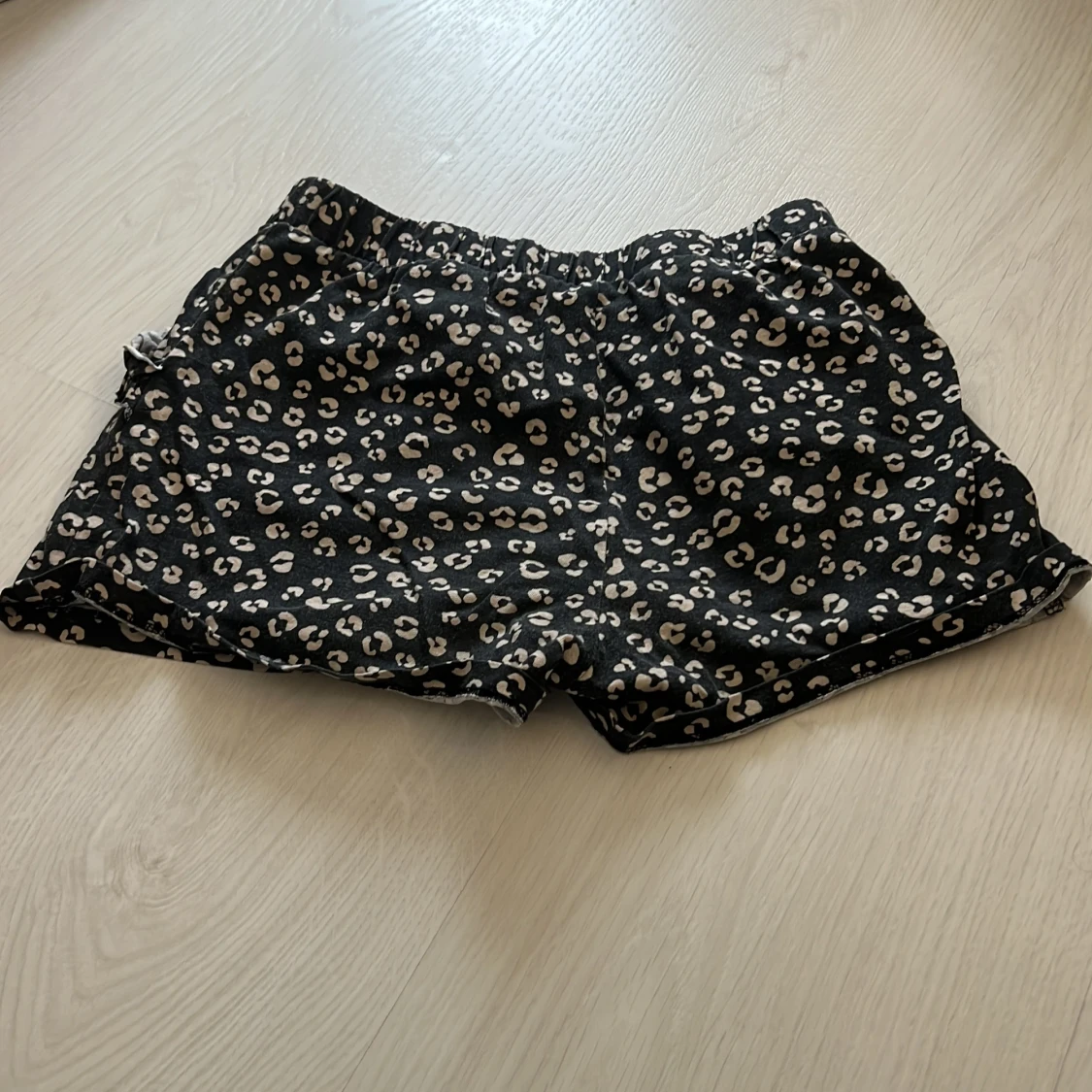 Svarta shorts med leopardmönster och knyt - 1