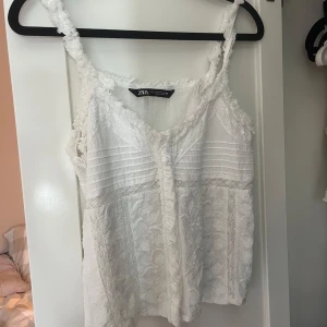 Vit sommrig topp från zara - Vit mönstrad topp. Knappt använd💞💞 Insydda band (bild två) då banden var alldeles för långa och bara hängde. 
