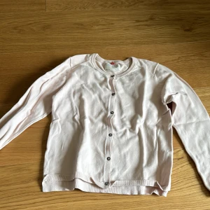 Ljusrosa kofta från Zara Girls - Säljer en söt ljusrosa kofta från Zara Girls. 