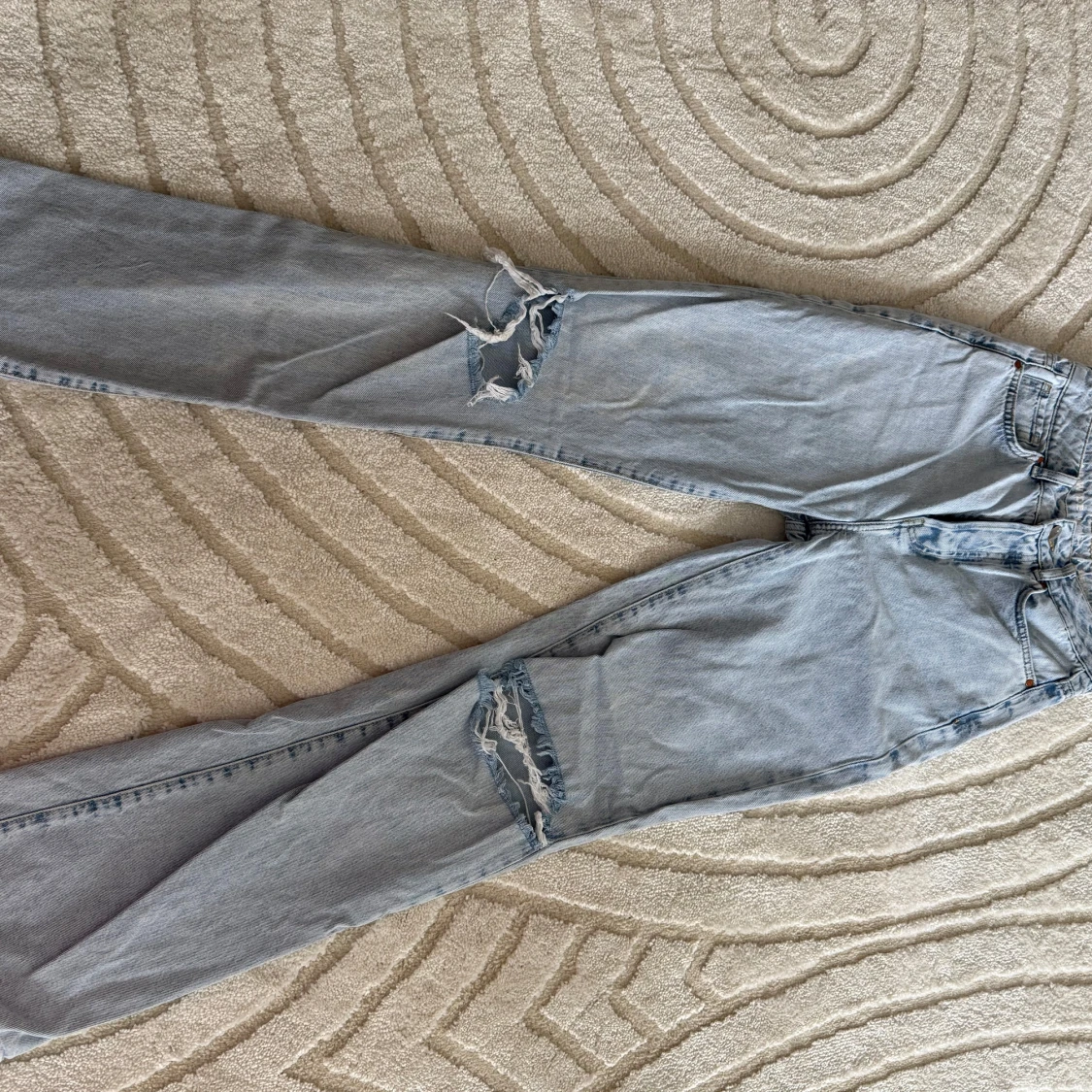 Ljusblå ripped jeans med raka ben - 2