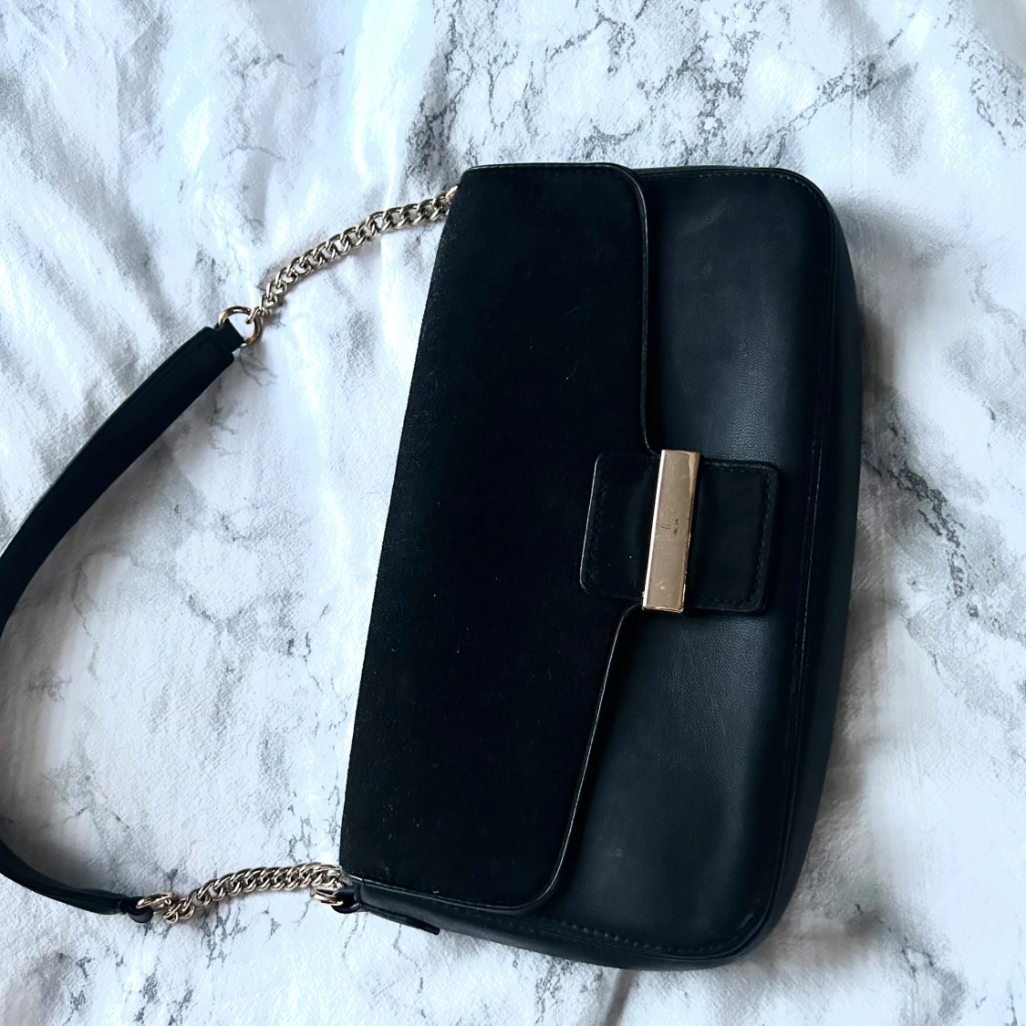 Svart axelväska med gulddetalj - 1