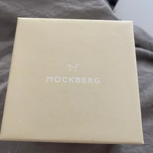 silvrig mockberg klocka  - säljer min fina mockberg klocka då den inte används, endast använd fåtal gånger, jag har tagit bort ngr länkar men de får man med i påsen sedan för man även med en vit silkes påse till klockan