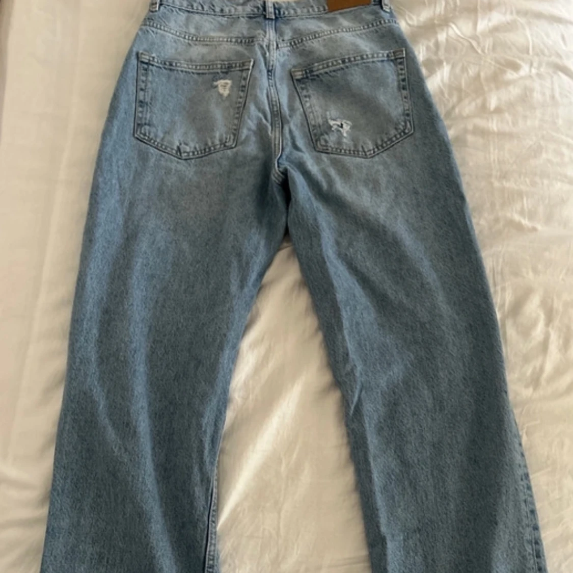Ljusblå slitna baggy jeans från Gina Tricot - 1