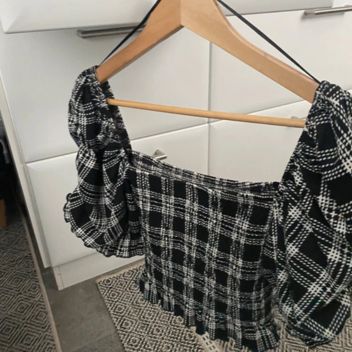 Svartvit rutig croppad topp från BikBok - 1