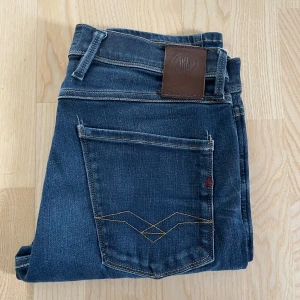Mörkblå jeans från replay - Säljer ett par mörkblå Replay Anbass jeans i slim fit. Skit feta byxor som sitter skit bra!