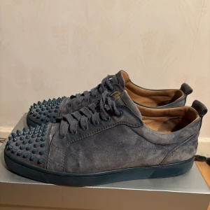 Christian loubtins  - Loubutins | Storlek 43 1/2 passar 44 oxå| lite slitage på skorna| ingen OG box dustbag medföljer har äktenhetsbevis | Skriv om du har några frågor