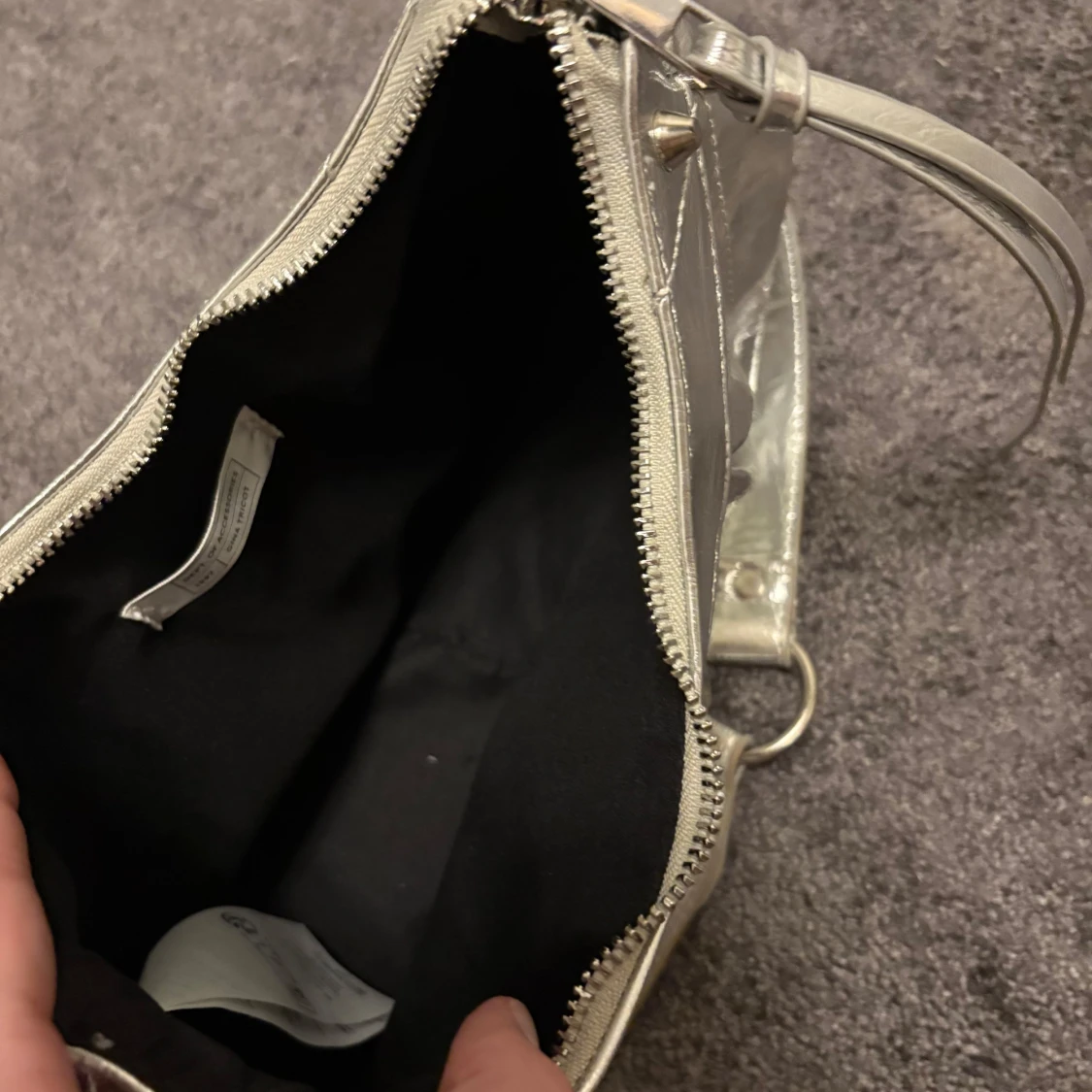 Silver axelväska från Gina Tricot - 4