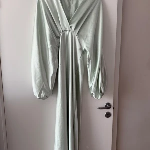 Satinklänning Gina Tricot  - Säljer nu denna populära helt slutsålda klänning från Gina tricot i st 34. Har en del fläckar och slitningar på klänningen (alltså i använt skick) exempel på dessa finns på de sista bilderna, notera att det finns mer och bild på dessa kan skickas💗 