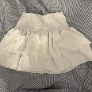 Vit volangkjol från SHEIN  - Säljer billigt då jag vill få ut den från min garderob men de är inga defekter, skriv för mer info eller bilder💞