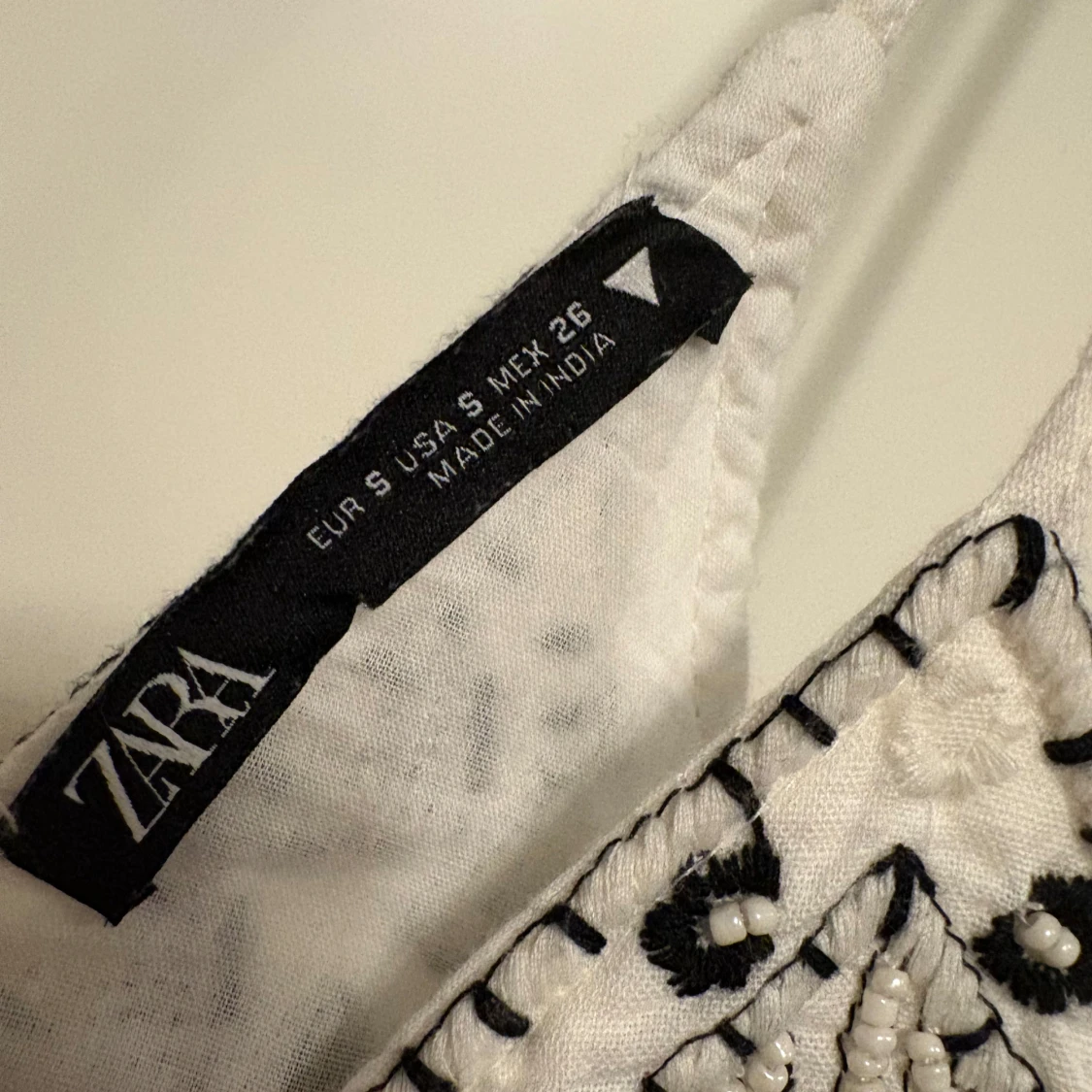 Vit broderad linnetopp från Zara - 3