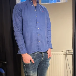 Ralph Lauren Linné skjorta  - Blå Ralph Lauren skjorta i mycket bra skick🤩| Storlek: L | Perfekt till det finare vädret☀️| Skriv vid frågor eller diskussion om priset | Frakt inom 48h📦