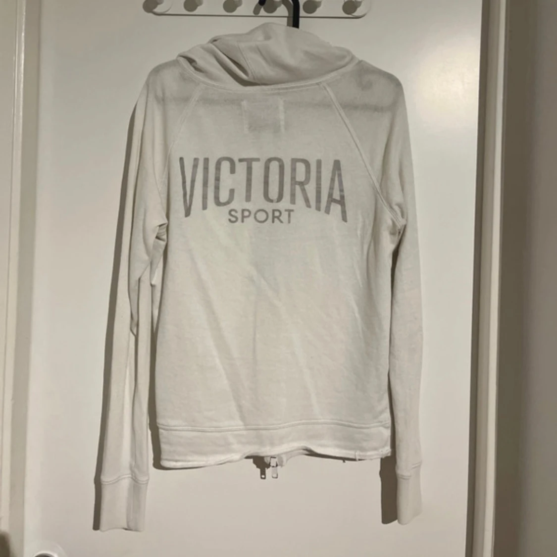 Vit kofta med dragkedja från Victoria Sport