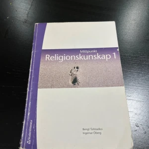 Mittpunkt Religionskunskap 1 - Säljer läroboken 'Mittpunkt Religionskunskap 1' av Bengt Tollstadius och Ingemar Öberg. Boken handlar om religoner och deras baksida, det handlar om ledaren av religoner och vad folk tror är speciellt om religonerna.
