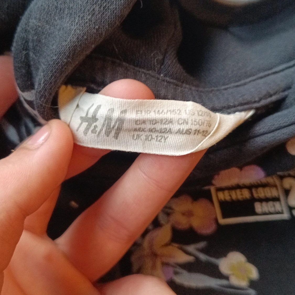 Svart hoodie med blommigt mönster från H&M - 2