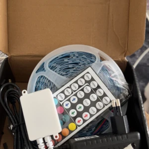 LED-lampor olika färger (oanvänt) - Starka LED-lights i perfekt skick, varan är endast öppnad men är inte använd. Ingår alla sladdar och kontroll.