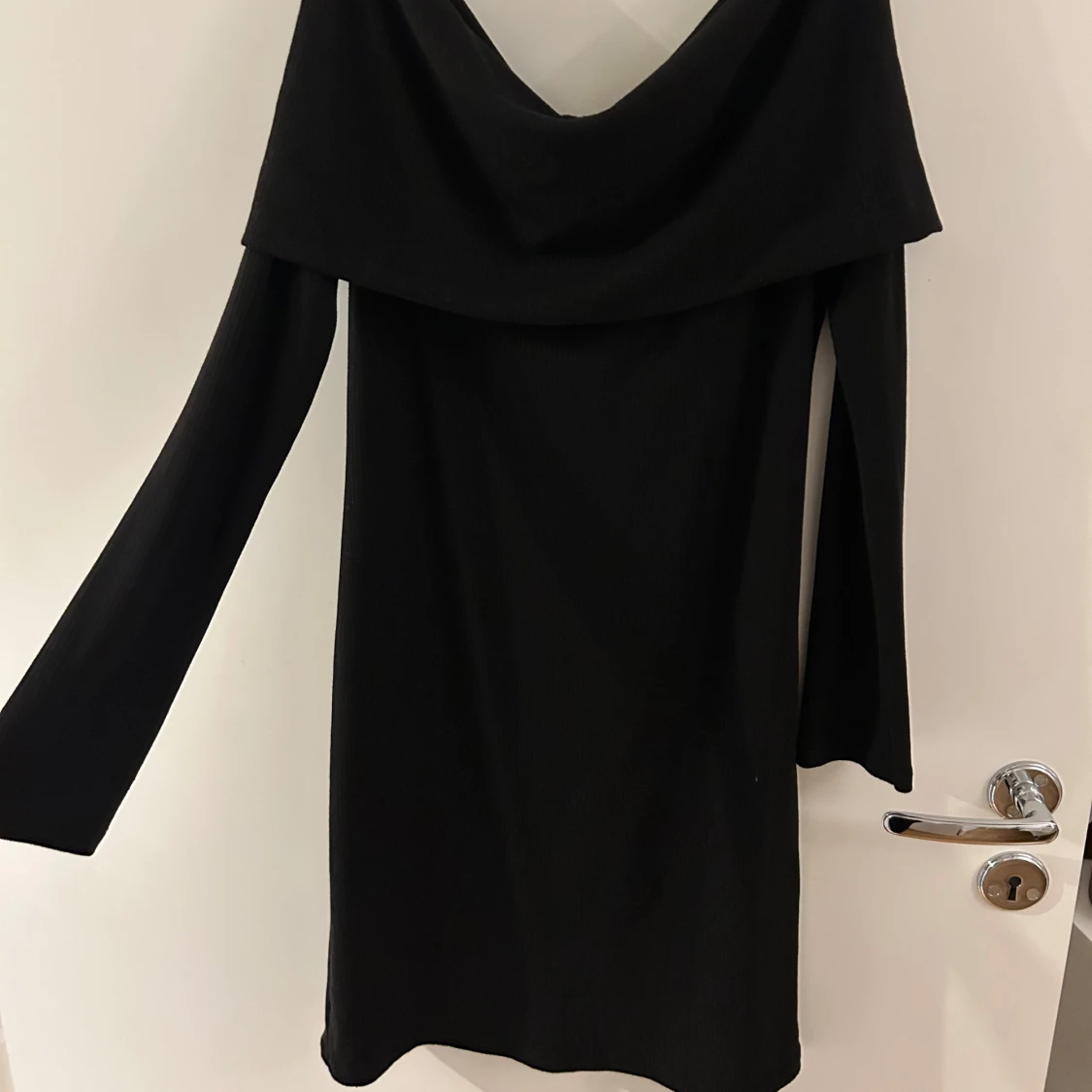 Svart offshoulder klänning