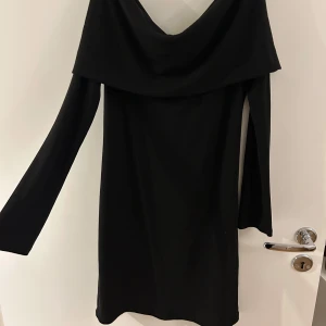 Svart offshoulder klänning - Svart off-shoulder klänning, fint skick.