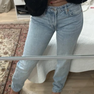 Ljusblå raka jeans - Säljer ett par ljusblå jeans med klassisk femficksdesign och raka ben. Jeansen har midwaist midja och stängs med knapp och dragkedja. Perfekta till vardags och lätta att matcha med olika toppar. Superfina, jag använder aldrig jeans bara . 