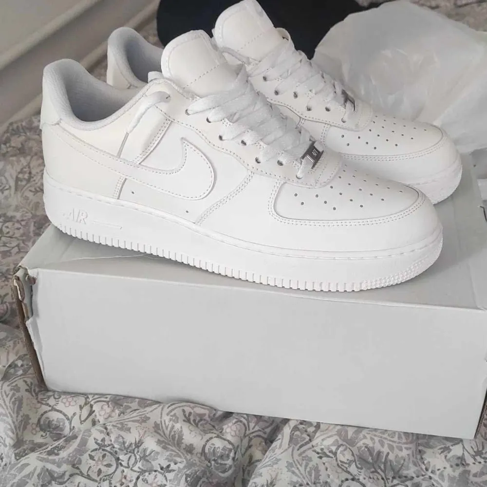Säljer ett par klassiska helvita Nike Air Force 1 som är helt nya och endast testade en gång!. Kengät.