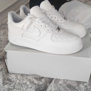 Nike Air Force 1 - Säljer ett par klassiska helvita Nike Air Force 1 som är helt nya och endast testade en gång!