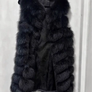 Pälsväst äkta - Svart pälsväst, i äkta päls. Står att det är strl L men skulle snarare säga xs/s om man vill kunna stänga. Fickor på sidan, väldigt fin men aldrig riktigt kommit till användning.  Köpte den ny-begagnad för 4500 för några år sedan och bara använt 2 ggr sen dess har den hängt i garderoben. Rökfritt/djurfritt hem.  Finns i Jakobsberg.  Kan tänka mig gå ner i pris vid snabb affär.  Skriv Pm vid intresse 😊 