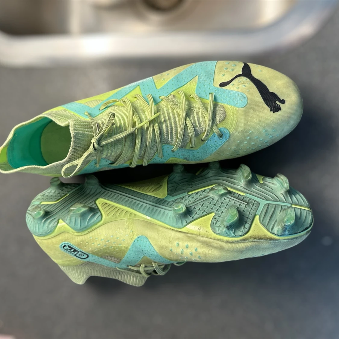 Puma fotbollsskor i limegrönt och turkos - 3