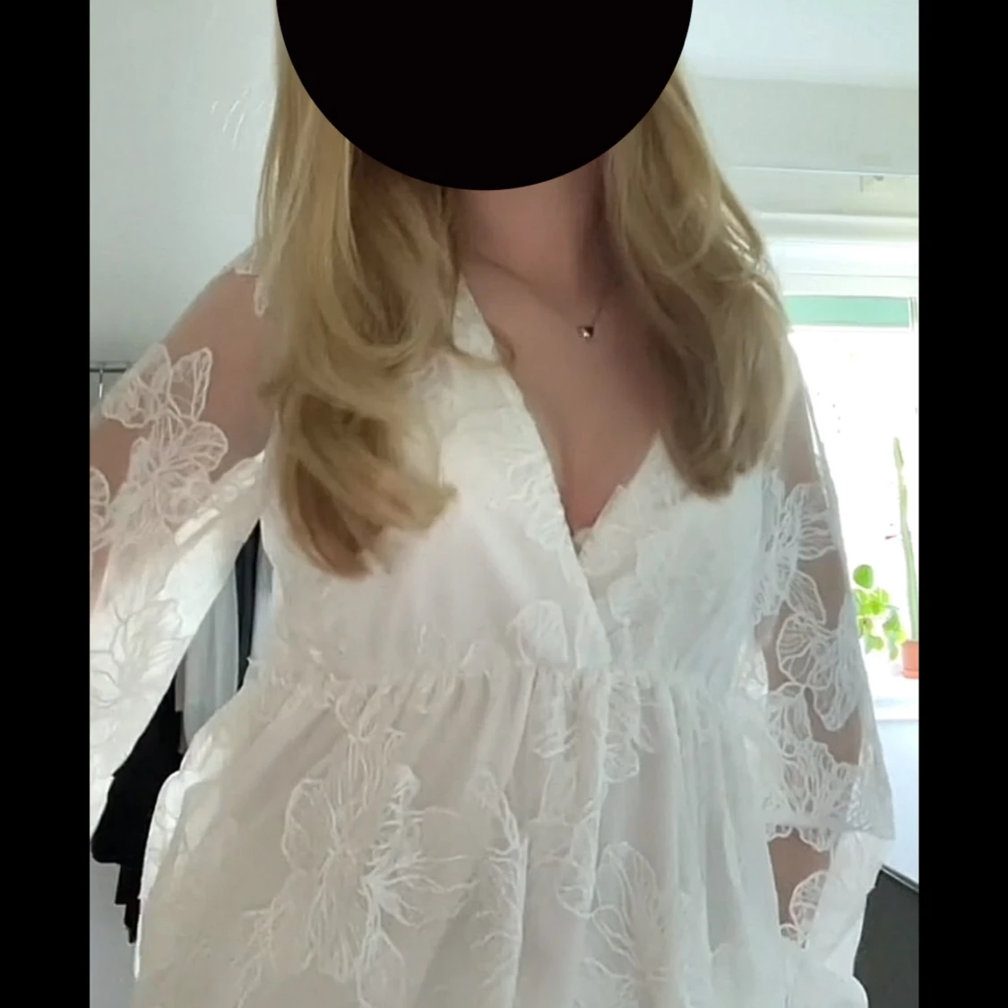 Vit spetsklänning med v-ringning och långa ärmar - 2