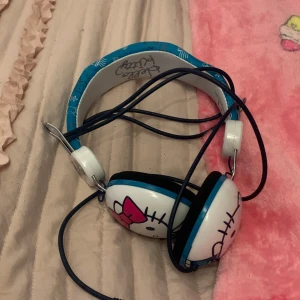 Hellokitty Hörlurar - Thriftade hellokitty hörlurar som jag säljer för jag inte använder dom längre för de går ej att användas till min nya mobil. Har inte använt men testade och det är väldigt bra med ljud på dom dock är dom lite buckliga men det är inget som förhindrar ljudet på något sätt.🩷