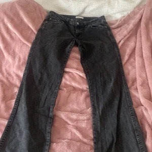 Baggy Y2k jeans - Snygga lite baggy Y2k jeans från Gina tricot! De är lågmidjade! Snygga fickor i bak! Köpt för 500kr och använt en del men det syns inte! Säljer för 180kr pristet kan diskuteras vid snabbt köp!