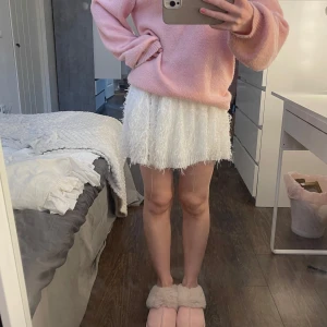 vit kjol - så snygg vit kjol med ”fransar” från zara. tyvärr för stor för mig❤️