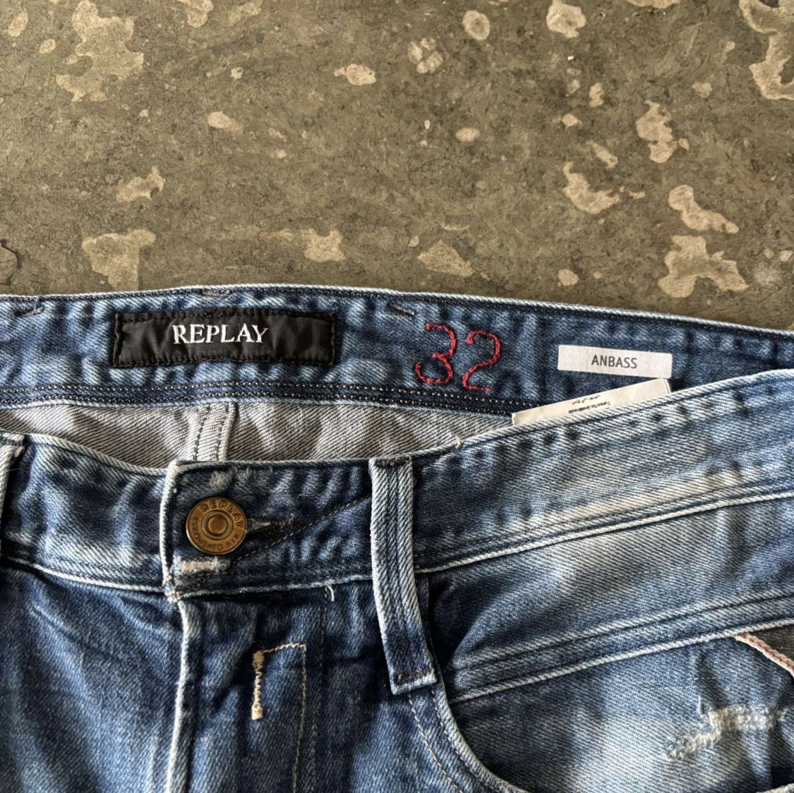 Blå slitna jeansbyxor från Replay Anbass - 3