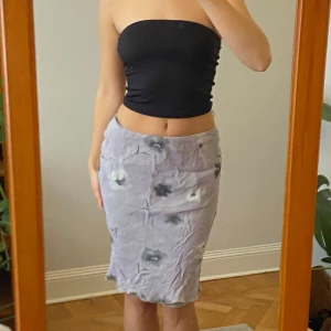 Ljuslila blommig kjol - Skriv för frågor!