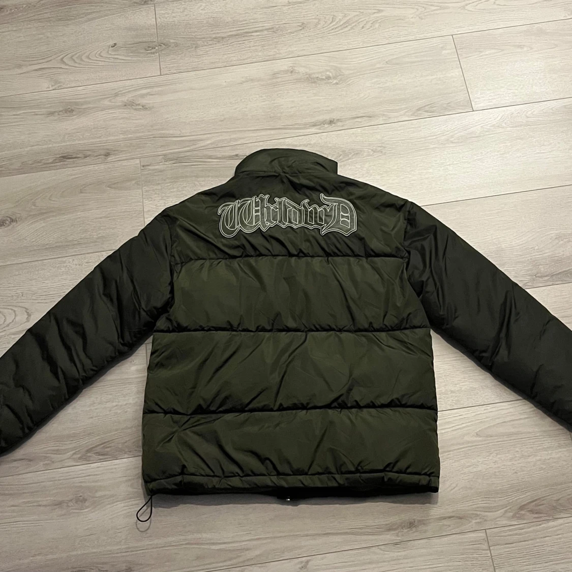 Mörkgrön pufferjacka från BoohooMAN