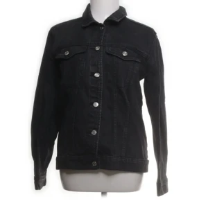 Jeans jacka - Säljer en jätte fin jeans jacka från Gina som inte kommer till användning!💕 Passar perfekt nu till våran