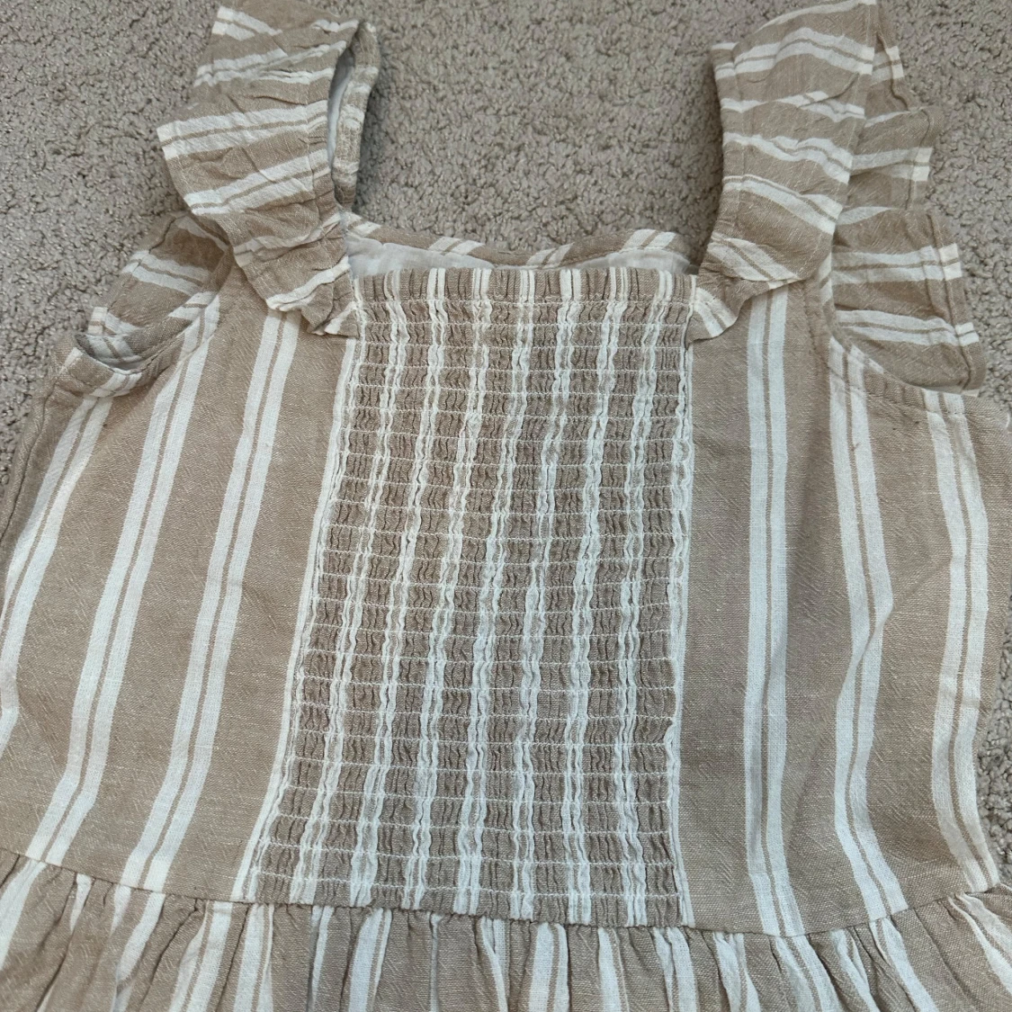 Beige och vitrandig klänning med volang från MNG - 2