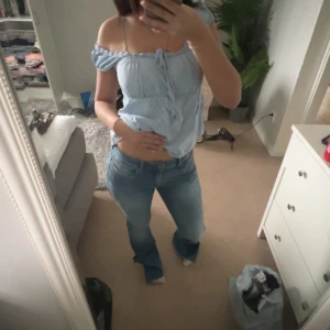 Ljusblåa jeans - Säljer ett par ljusblå jeans med klassisk femficksdesign och normalhög midja. Jeansen har en smal passform hela vägen ner och är perfekta för en enkel och stilren look. Säljer pga för långa för mig.