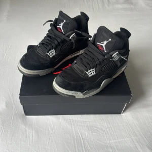 Air Jordan 4 Retro ”black canvas” - Säljer ett par Air Jordan 4 Retro canvas i svart med detaljer i grått och vitt. Perfekta sneakers för dig som gillar streetwear och ikoniska modeller.storlek 42. Bra skick ! Köpta från merchsweden