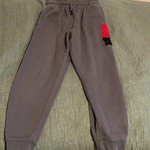 Grå mjukisbyxor från Hoodrich - Tjaaaa, säljer ett par feta mjukisbyxor från Hoodrich. Använd ett par fåtal gånger kvalitet 8/10. Bara höra av sig om det är några frågor!🔥