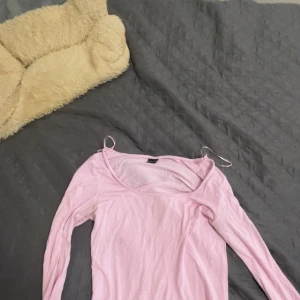 Ljusrosa långärmad tröja  - Säljer en söt ljusrosa långärmad tröja från Gina som jag inte använt som många gånger Max 3 gånger  och inga skador eller nåt smuts på!