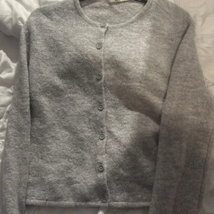 Ljusgrå kofta från Gina - Mysig ljusgrå kofta från Gina i storlek M men passar S vilket vad jag brukar ha i  riktigt bra skick!!! Priset går att diskutera 