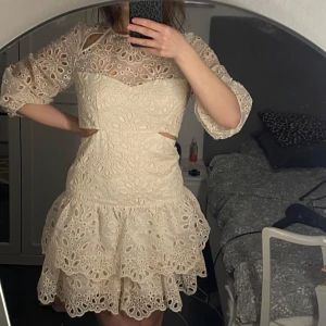 Klänning från Maje  - Sååå fin klänning från maje med lapp kvar , storlek 40 och sitter något löst på mig som oftast bär s och m (skulle tro den passar en m eller l)  ‼️ÖPPEN för att sänka pris vid snabb affär 