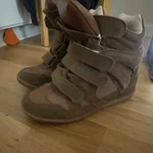 Sökerrr byteeeee - Vill byta ett par isabel marant i färg khaki för ett par svarta eller vita, kan betala lite extra om det behövs, tror att de är äkta men har inget bevis, skriv om ni har byte💕💕💕💕