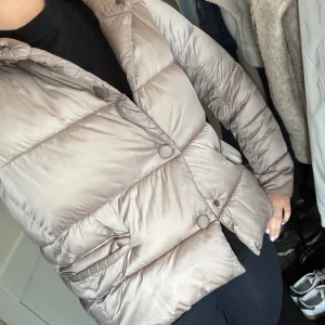 Save The Duck jacka  - Snygg beige jacka från Save The Duck med hög krage och knappar framtill. Bra skick strl s🥰