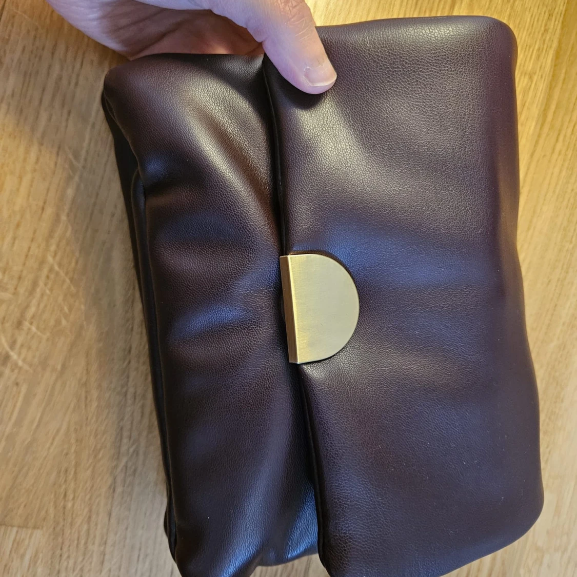 Mörkbrun axelväska med gulddetalj