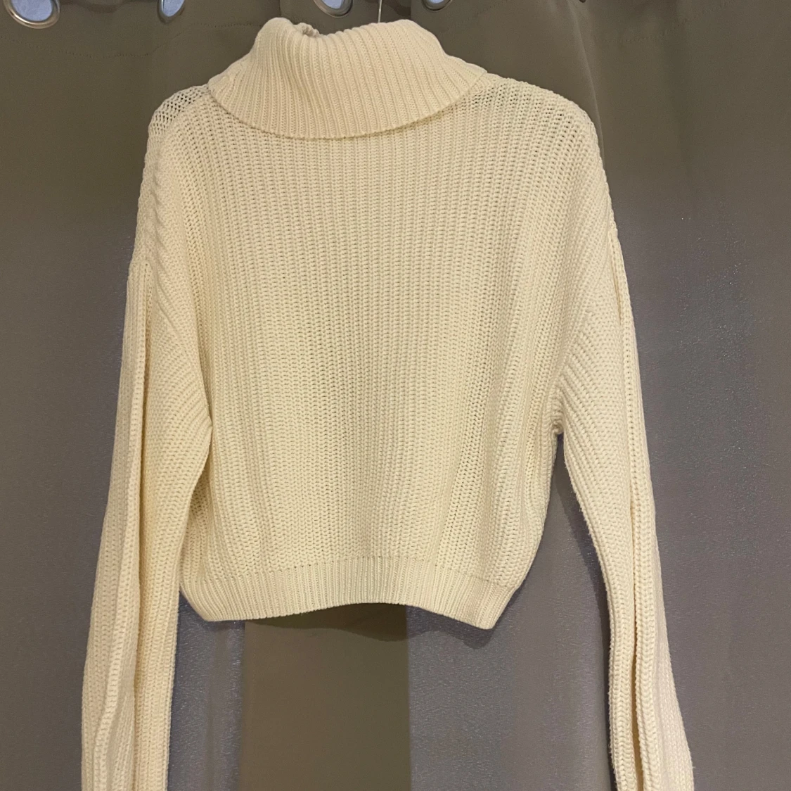 Vit stickad polotröja - 1