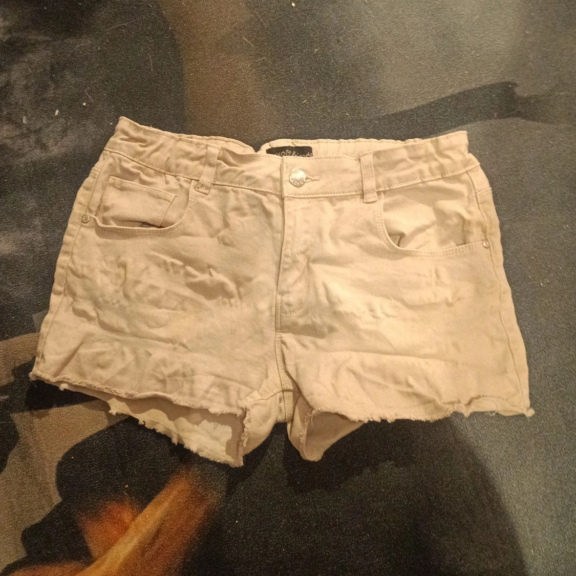 Beiga shorts från XOXO Friends