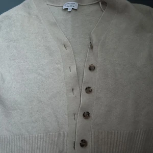 Beige kofta från otier stories  - Beige kofta med knappar framtill som är så sjukt snygg och över ett linne.🤎