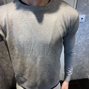 Cashmire sweatshirt  - Grå stickad tröja från reload. Helt nytt skick skriv om frågor, 60-70 % Casemire  inga hål/defekter