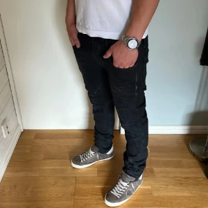 Replay Anbass Jeans - Säljer ett par fina Replay Anbass i färgen svart. | Skick 9/10 | Storlek 32/34 | Pris 550kr eller bud | Fraktar via PostNord eller Instabox | Hör av dig vid frågor! 