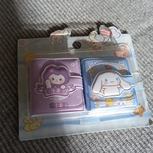 Mini anteckningsböcker med milolo och Cinnamoroll - Två små anteckningsböcker med söta Sanrio-karaktärerna Milolo och Cinnamoroll. En bok är lila med Milolo och den andra är blå med Cinnamoroll. Perfekta för snabba anteckningar eller som samlarobjekt. Storlek ca 38x45mm, 50 blad per bok.